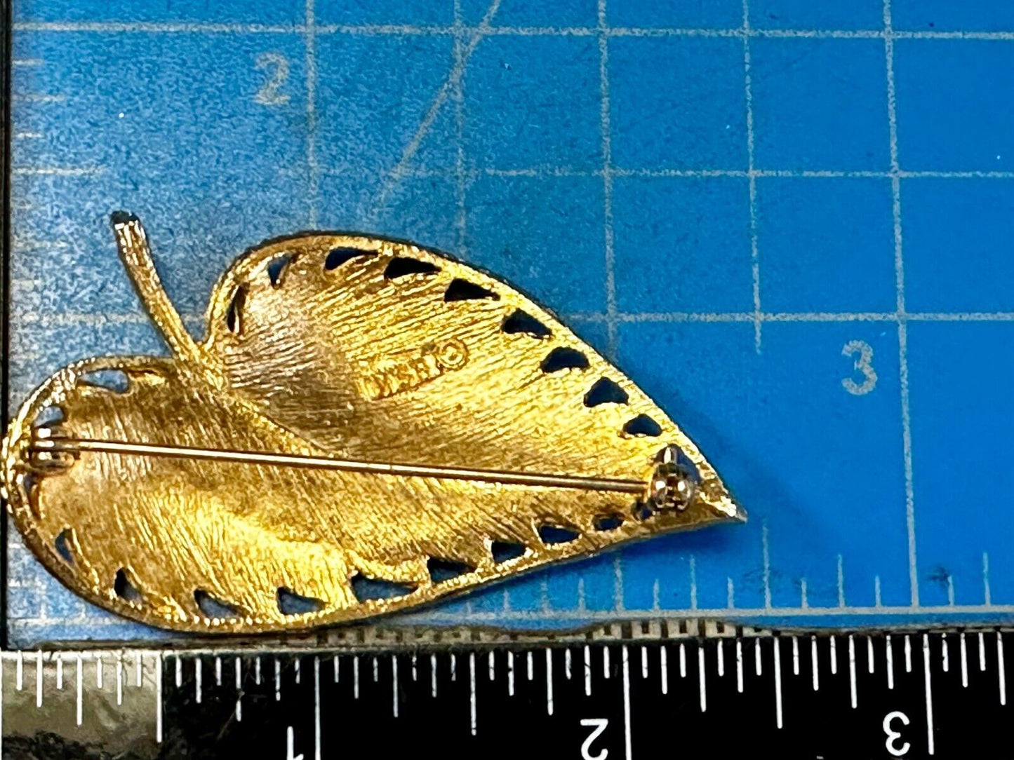 Beautiful Leaf Shaped Large 2.5" wide! Gold Tone Brooch Pin Signed BSK