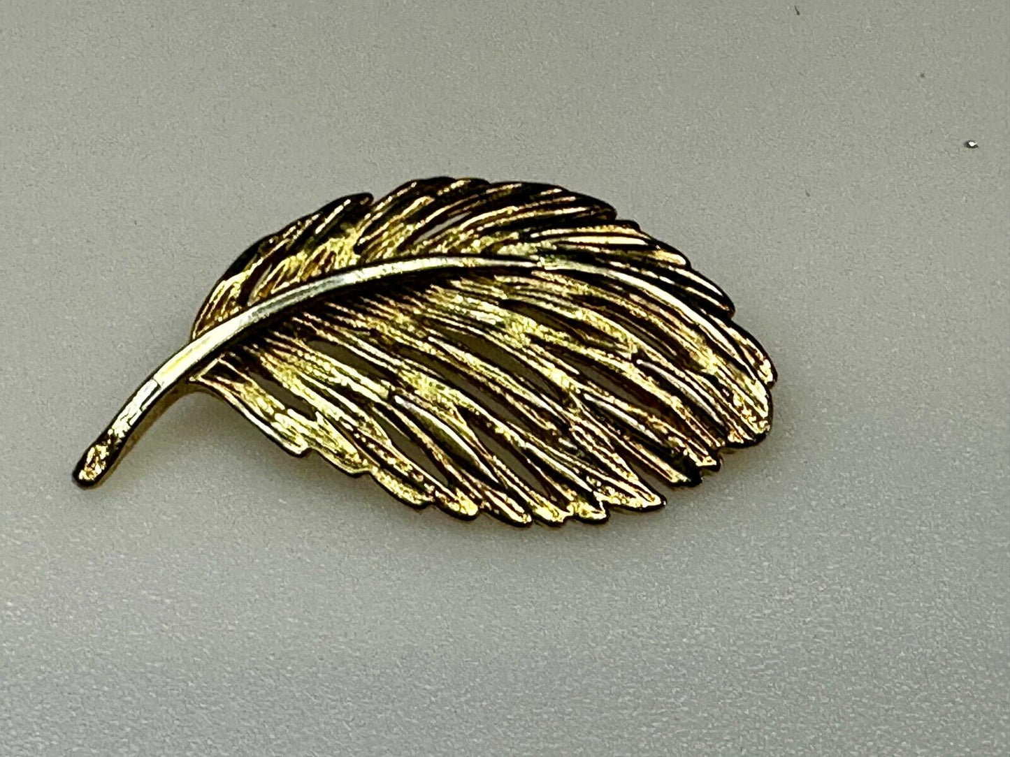 Vintage Leather Feather Textured Gold Tone Brooch Pin Marked Taiwan 1320