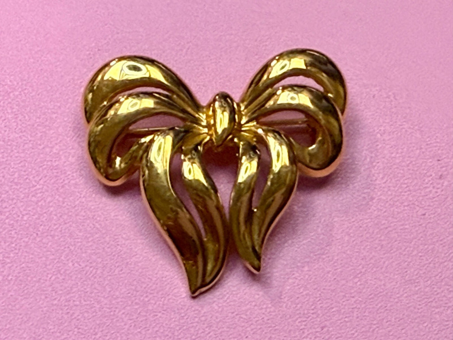 Beautiful Ribbon Bow Shaped Vintage Gold Tone Brooch Pin Signed Napier