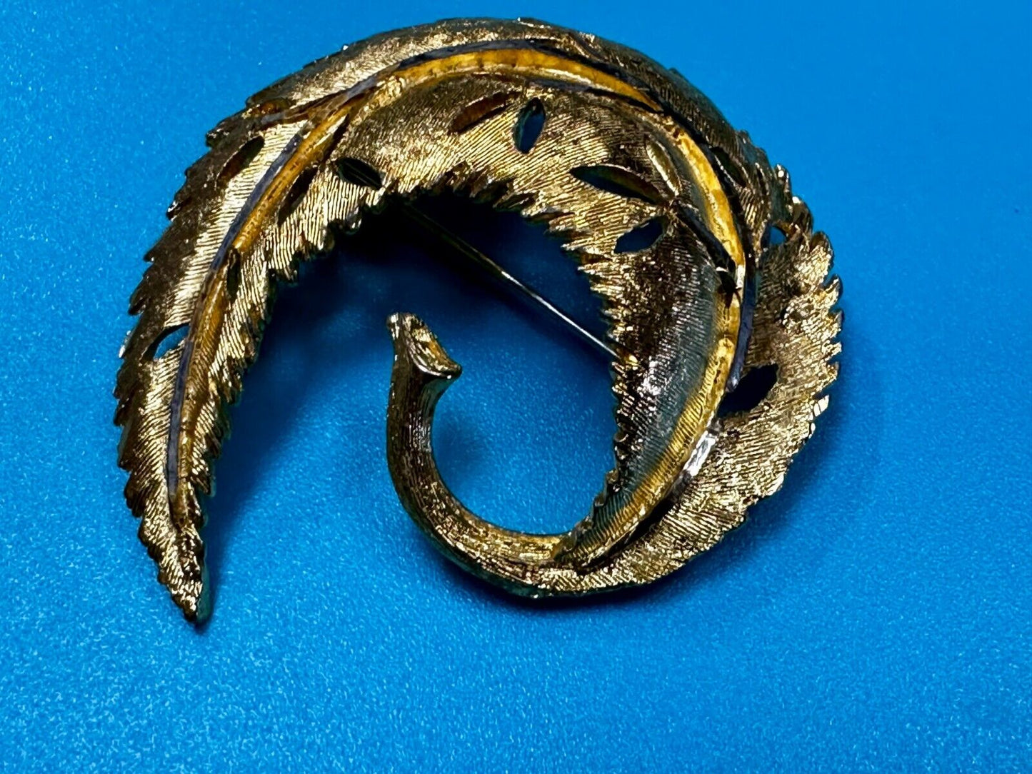 Swirl Curved Leaf Feather Design Gold Tone Vintage Brooch Pin Signed BSK