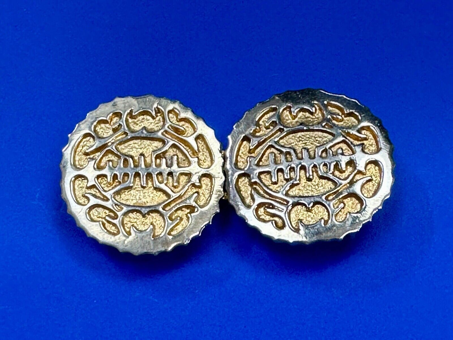 Asian / Oriental Round gold tone Two-piece interlocking Mimi Di N belt buckle