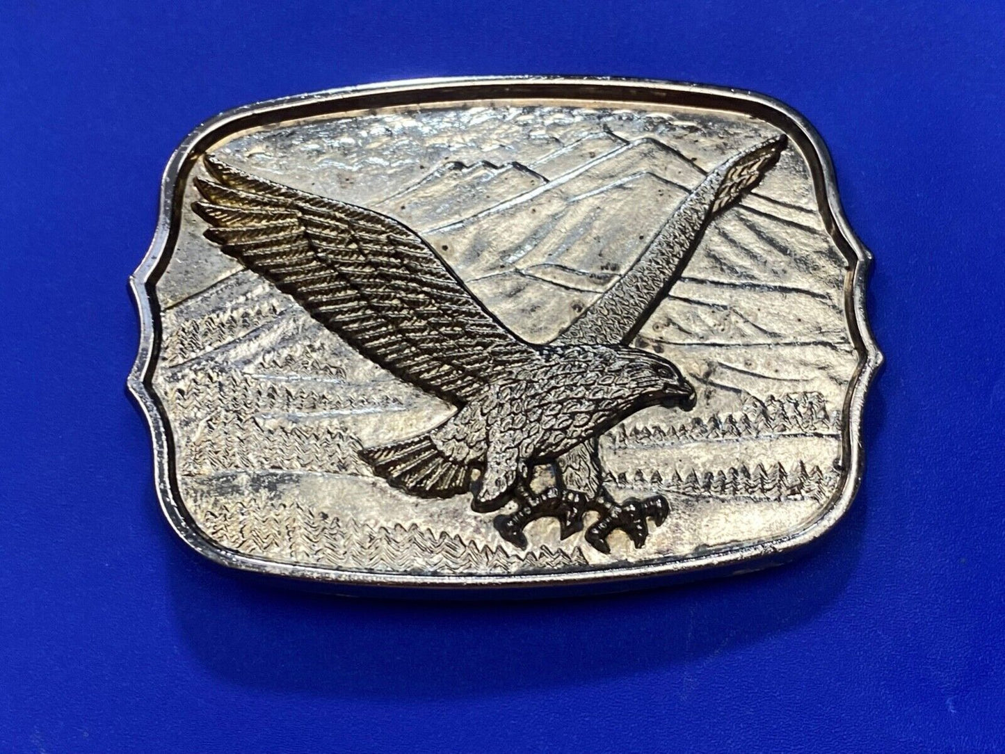 Vintage AMERICAN EAGLE Majestically hunting flying over mountains belt buckle