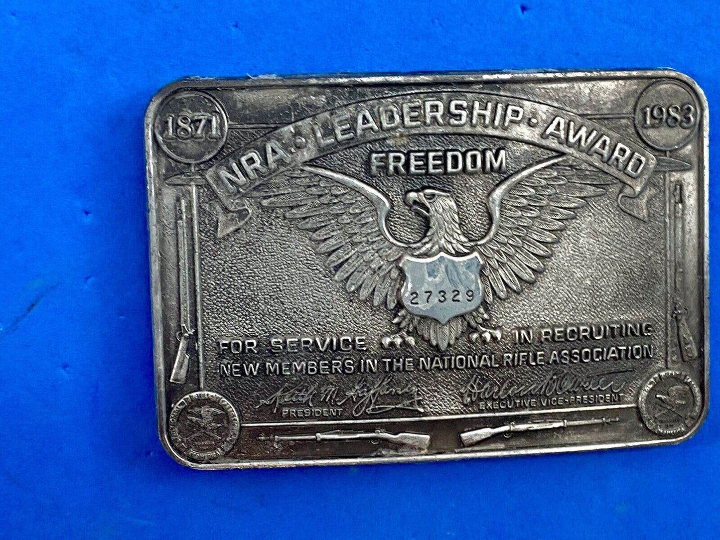 VINTAGE AMERICAN BELT BUCKLE NRA LEADERSHIP AWARD FREEDOM USA RIFLE GUNS