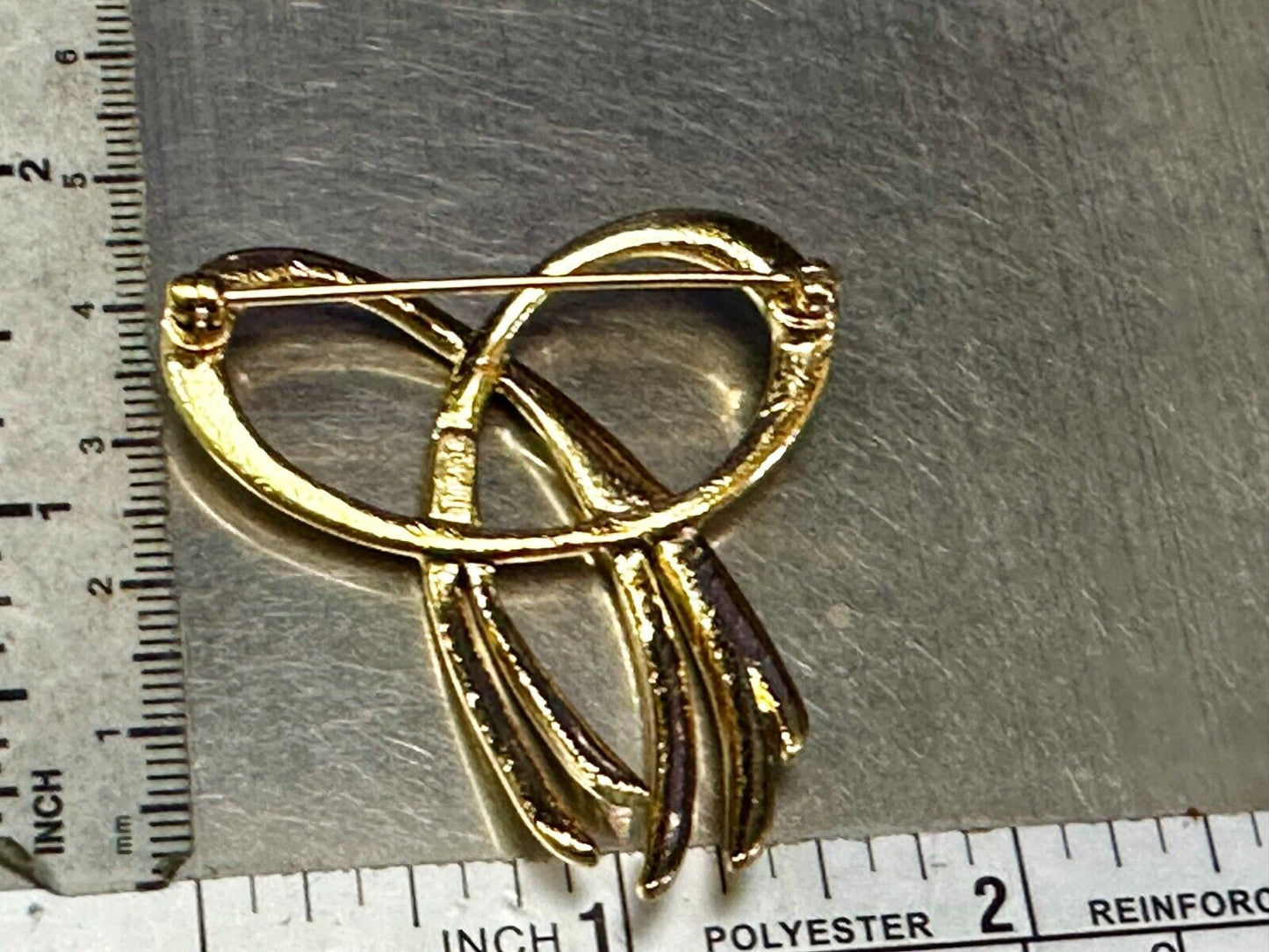 Beautiful Ribbon Looped Bow Gold Tone Vintage Brooch Pin Signed by Trifari