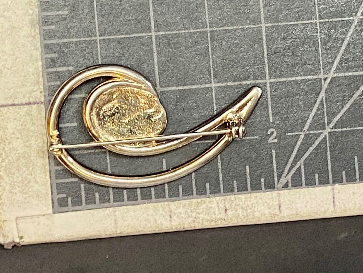 Vintage Abstract Brooch Pin Gold Tone Swirl Swoosh Faux Pearl Center Stone