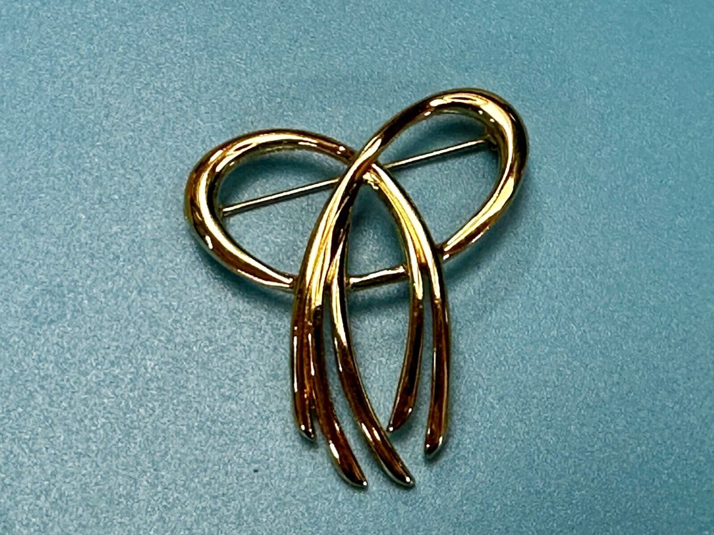 Beautiful Ribbon Looped Bow Gold Tone Vintage Brooch Pin Signed by Trifari
