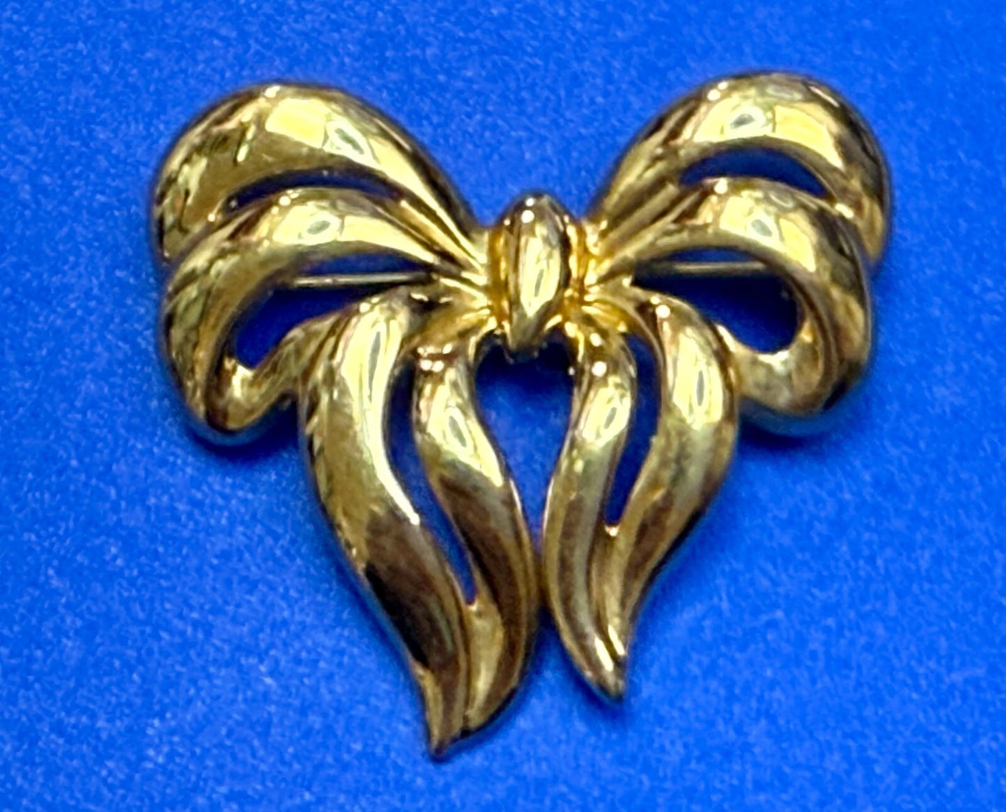 Beautiful Ribbon Bow Shaped Vintage Gold Tone Brooch Pin Signed Napier