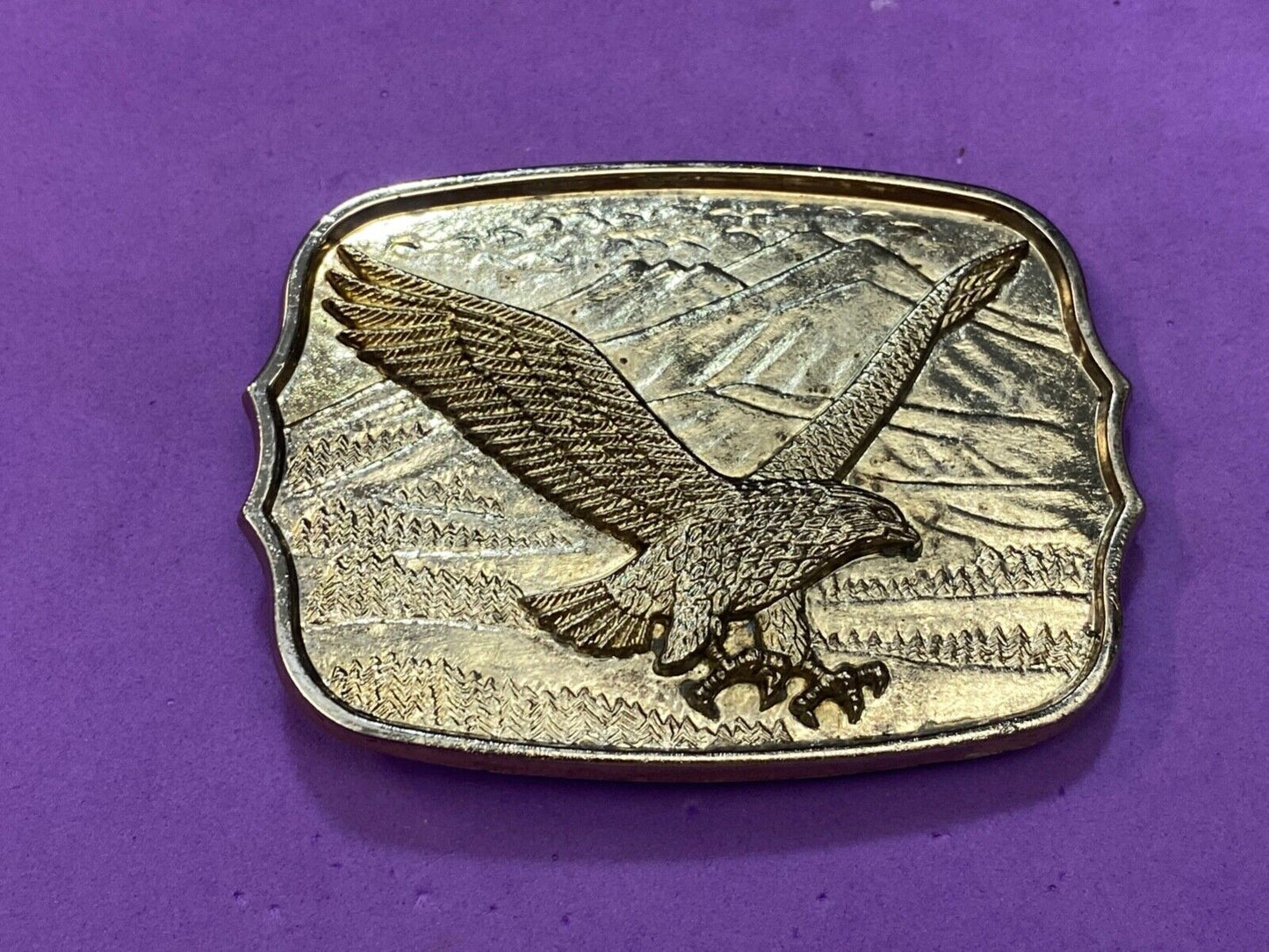 Vintage AMERICAN EAGLE Majestically hunting flying over mountains belt buckle