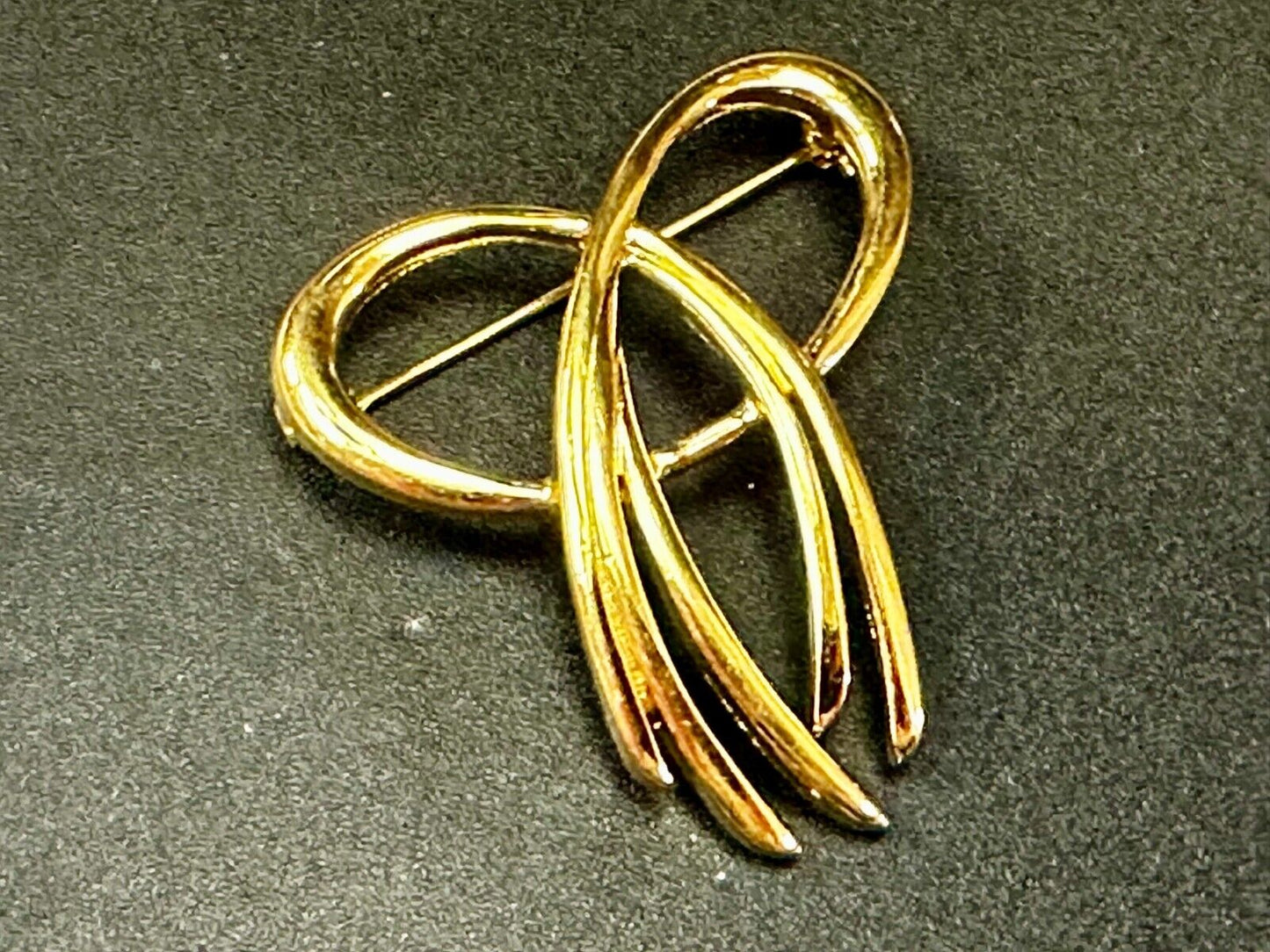 Beautiful Ribbon Looped Bow Gold Tone Vintage Brooch Pin Signed by Trifari