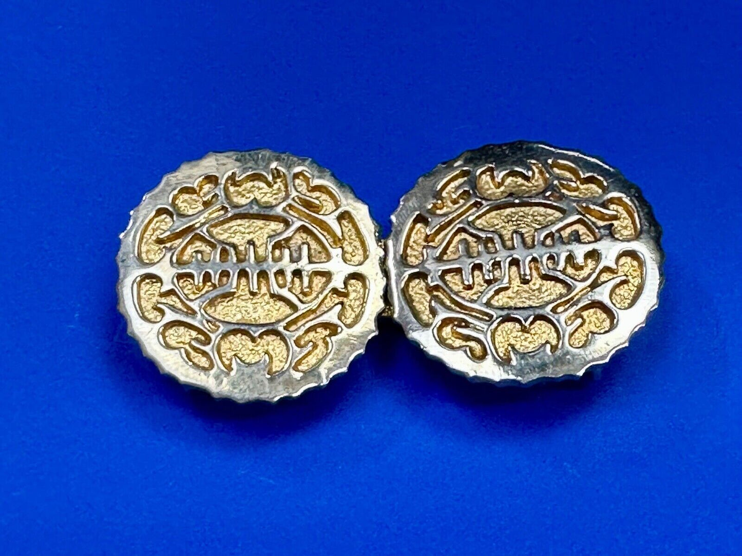 Asian / Oriental Round gold tone Two-piece interlocking Mimi Di N belt buckle