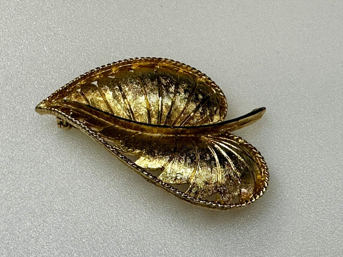 Beautiful Leaf Shaped Large 2.5" wide! Gold Tone Brooch Pin Signed BSK