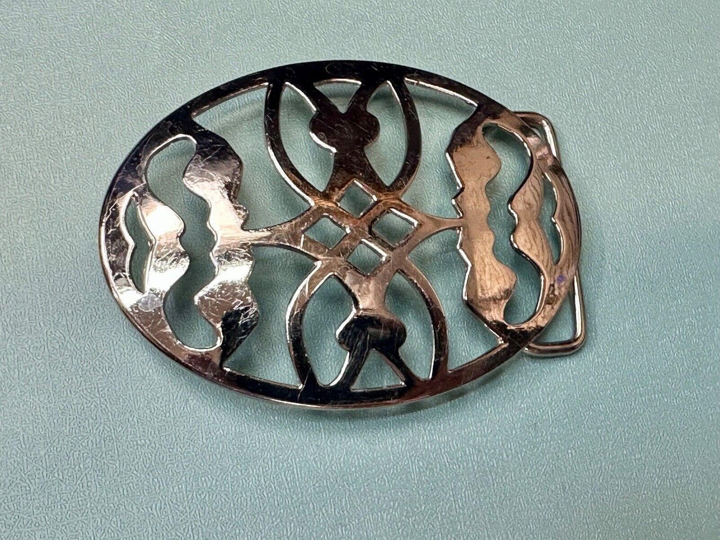 Unique cutout skeleton pattern silver tone oval belt buckle