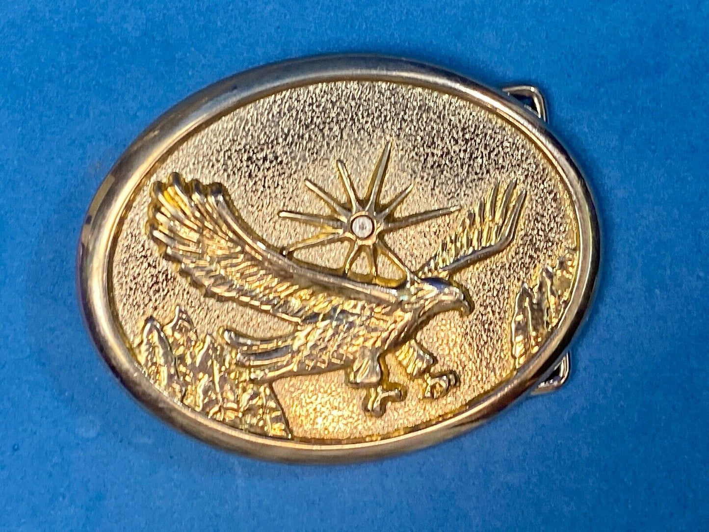 VINTAGE GOLD TONE AMERICAN EAGLE IN FLIGHT BELT BUCKLE with STAR Burst