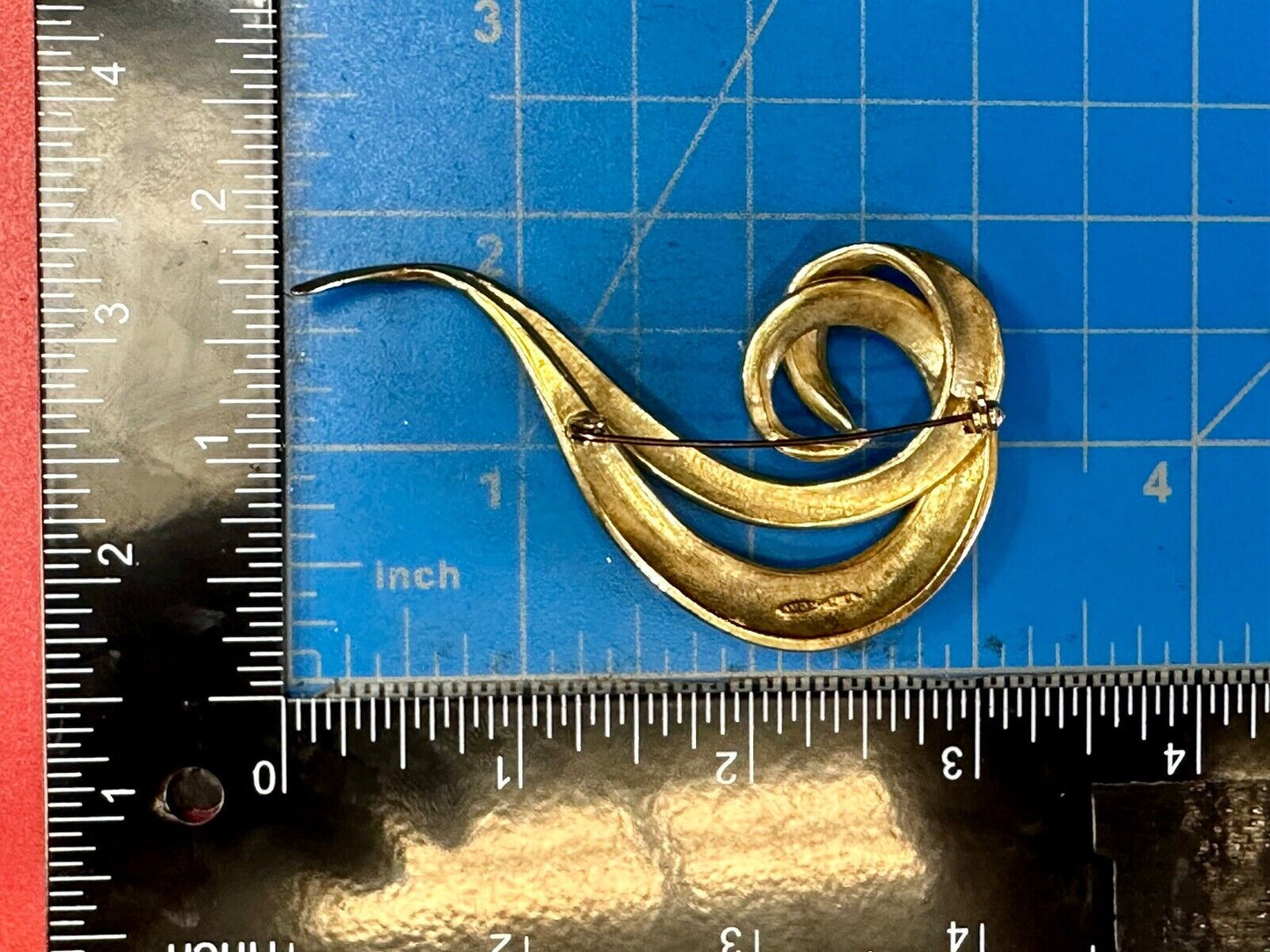 Avon signed gold tone abstract swirl check mark vintage brooch pin