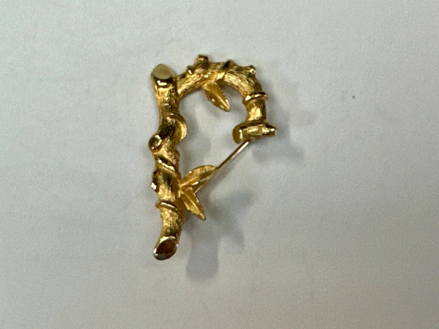 BAMBOO TWIG LETTER INITIAL " R " VINTAGE SARAH COVENTRY GOLDTONE BROOCH PIN
