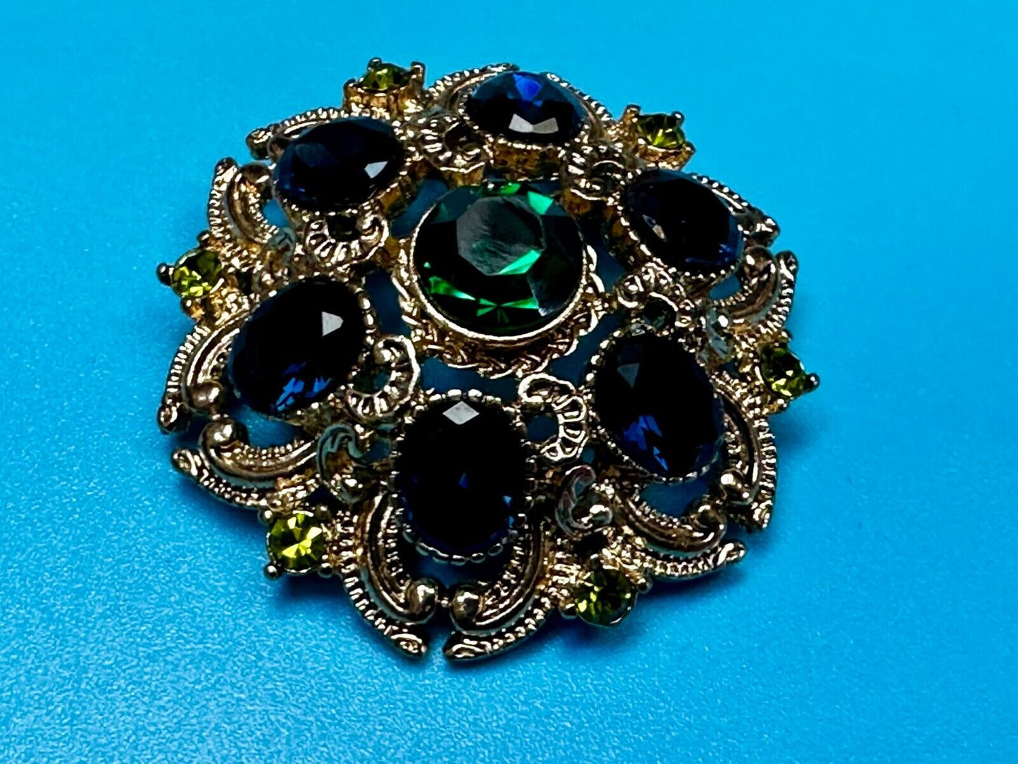 Beautiful Round Flower Shaped Blue Green Rhinestone Brooch Pin Signed by SQUIRE