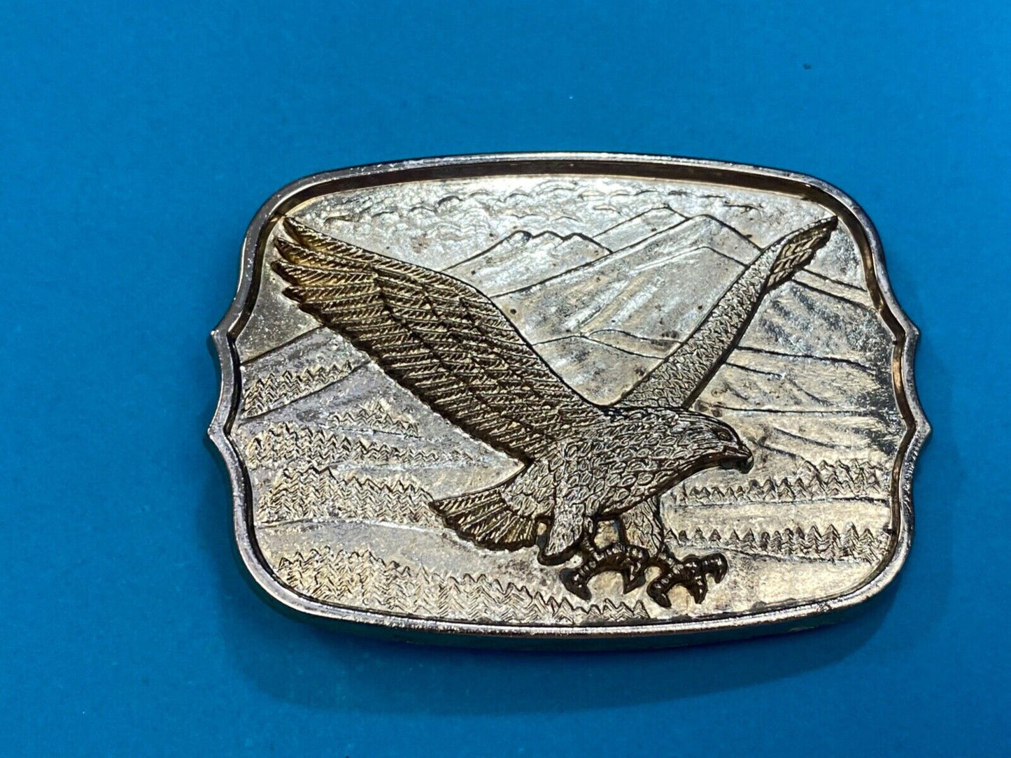 Vintage AMERICAN EAGLE Majestically hunting flying over mountains belt buckle