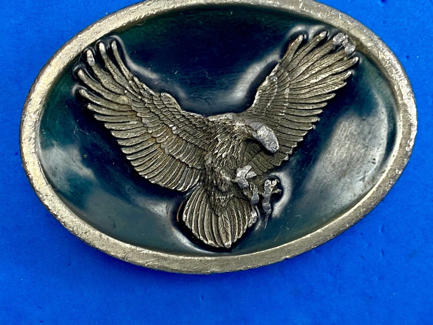 Vintage 1988 EAGLE FLYING HUNTING LANDING 3D BERGAMOT BUCKLE CO MAKER Z-45