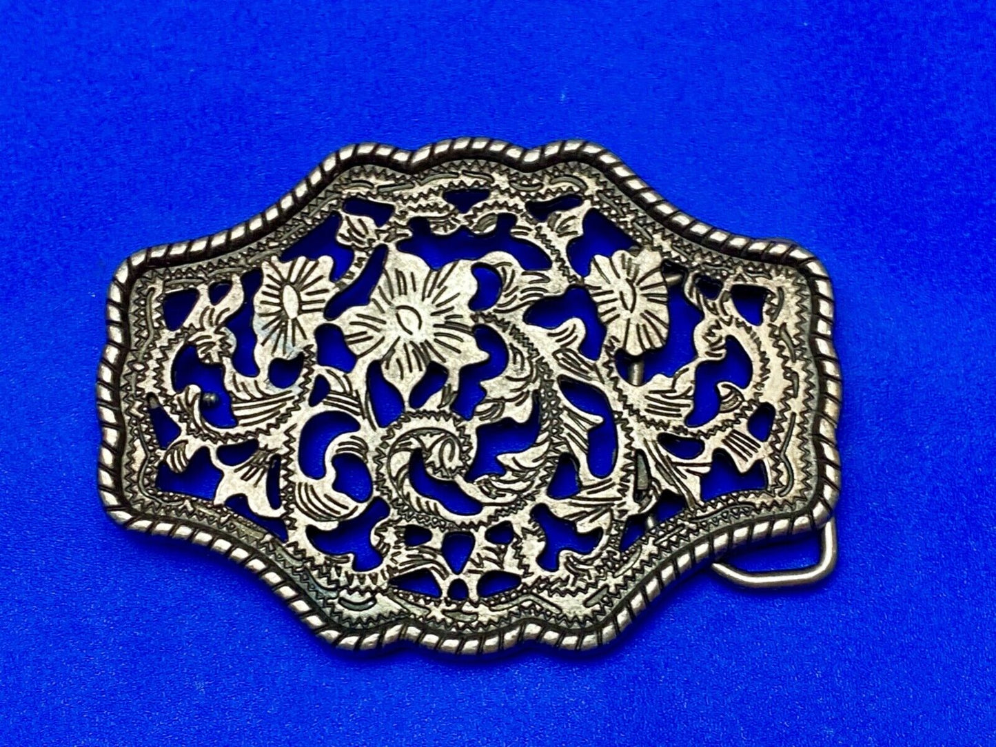 Beautiful Silver Tone see though flower pattern western belt buckle rope boarder