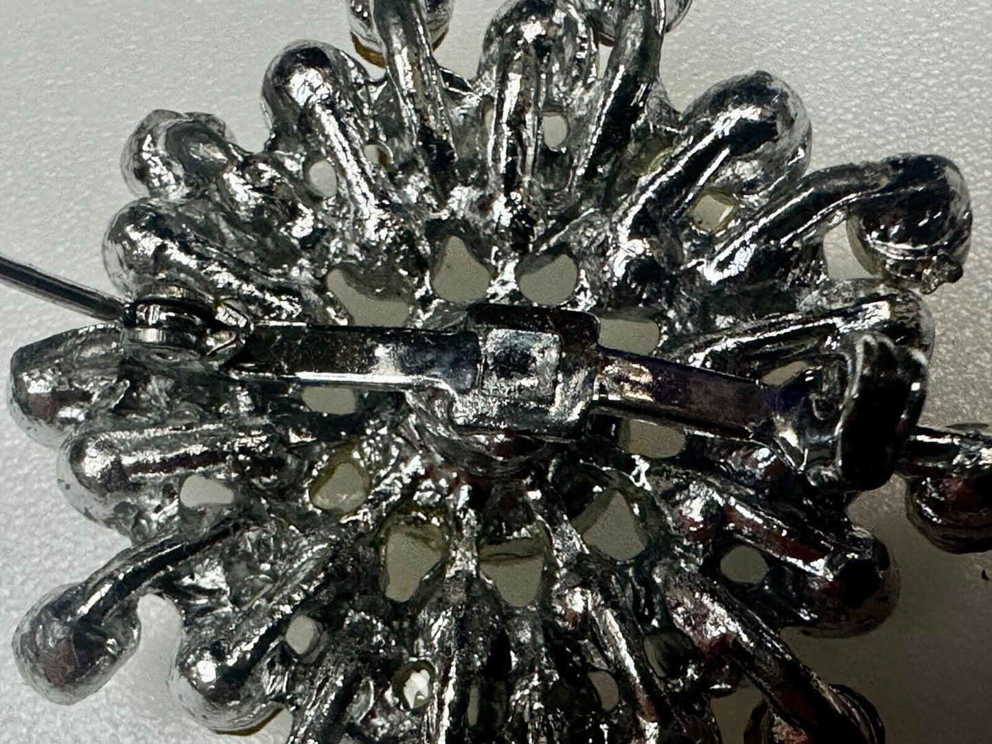 Beautiful Round Flower Shaped Rhinestone Cluster Silver Tone Brooch Pin