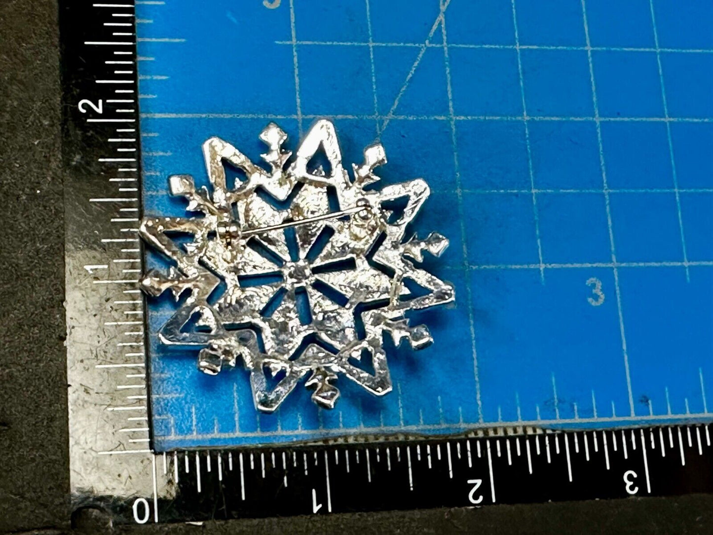 Beautiful Snowflakes with Rhinestone Accents Gold Tone Brooch Pin Signed Monet