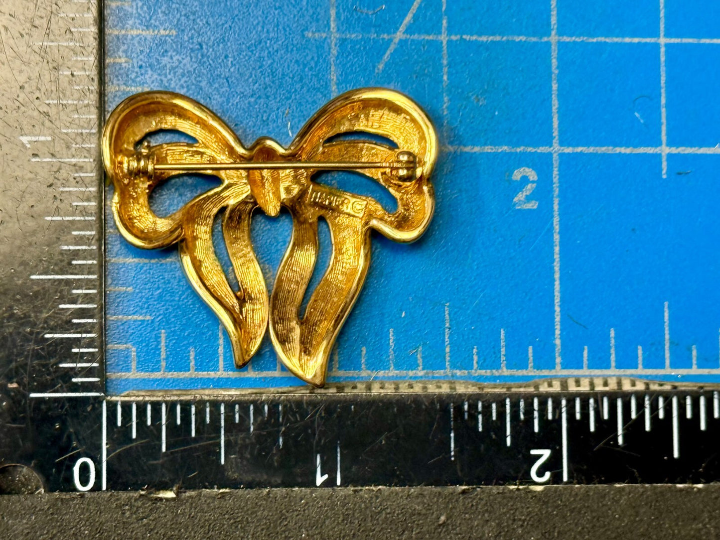 Beautiful Ribbon Bow Shaped Vintage Gold Tone Brooch Pin Signed Napier