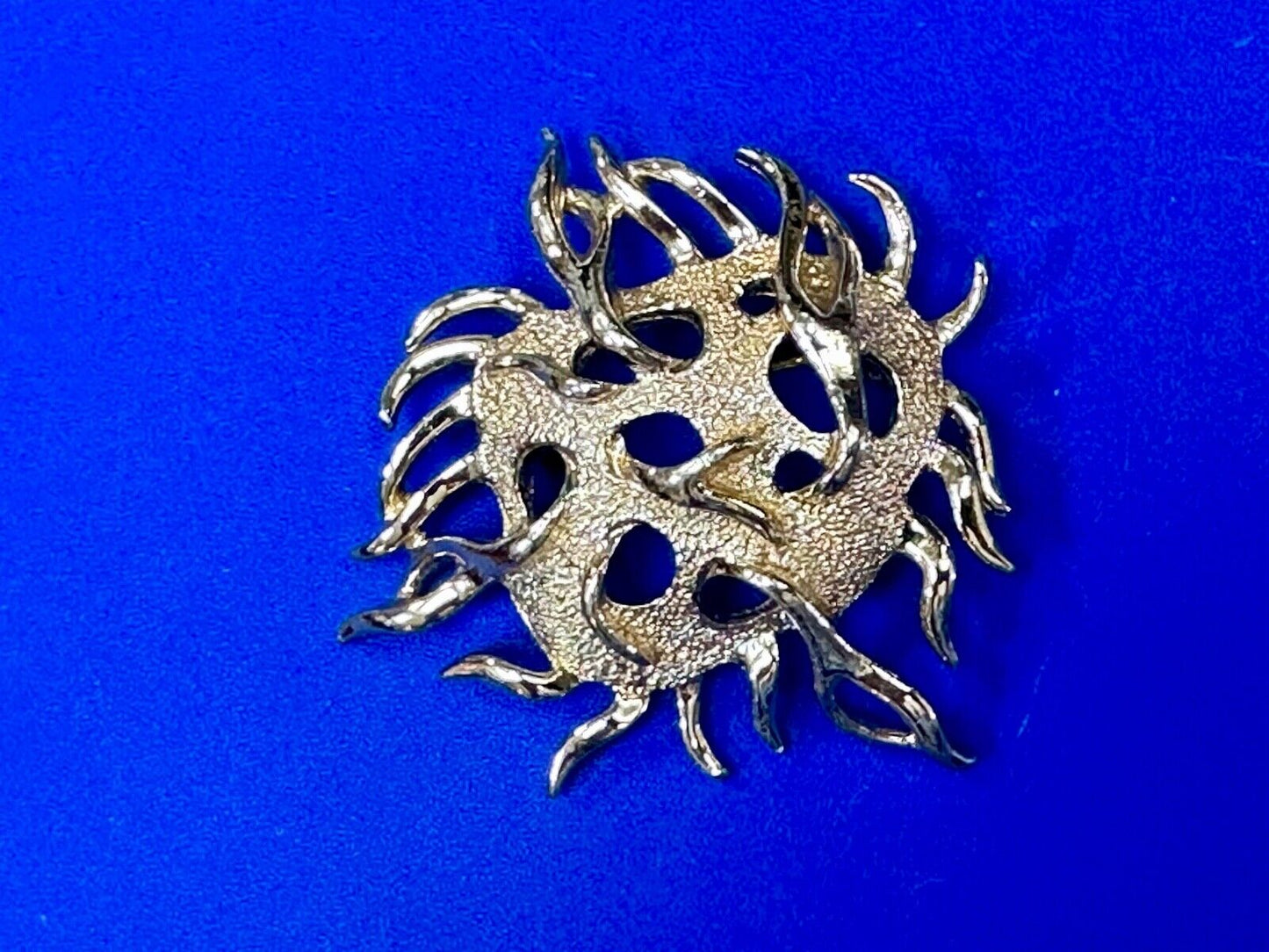 Unique Dimensional Sarah Coventry signed gold tone brooch pin