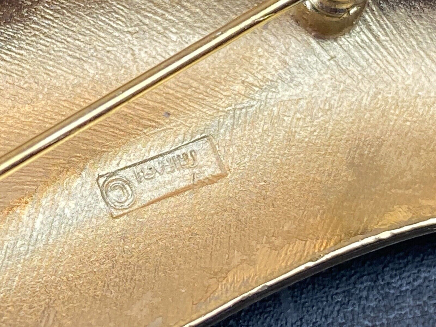 3.5 " CROWN TRIFARI signed gold tone leaf pin brooch