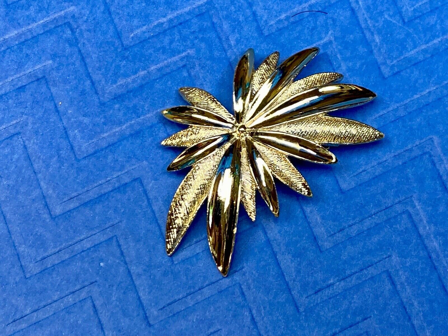 VINTAGE SARAH COVENTRY GOLD TONE LEAF STAR BURST LARGE PIN BROOCH
