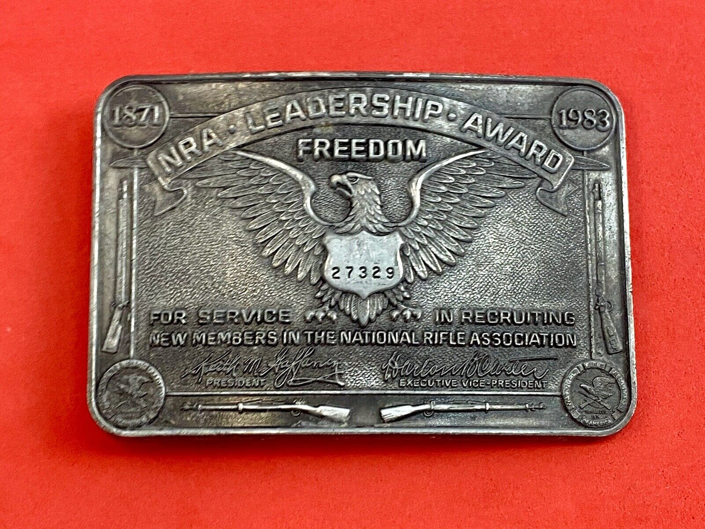 VINTAGE AMERICAN BELT BUCKLE NRA LEADERSHIP AWARD FREEDOM USA RIFLE GUNS