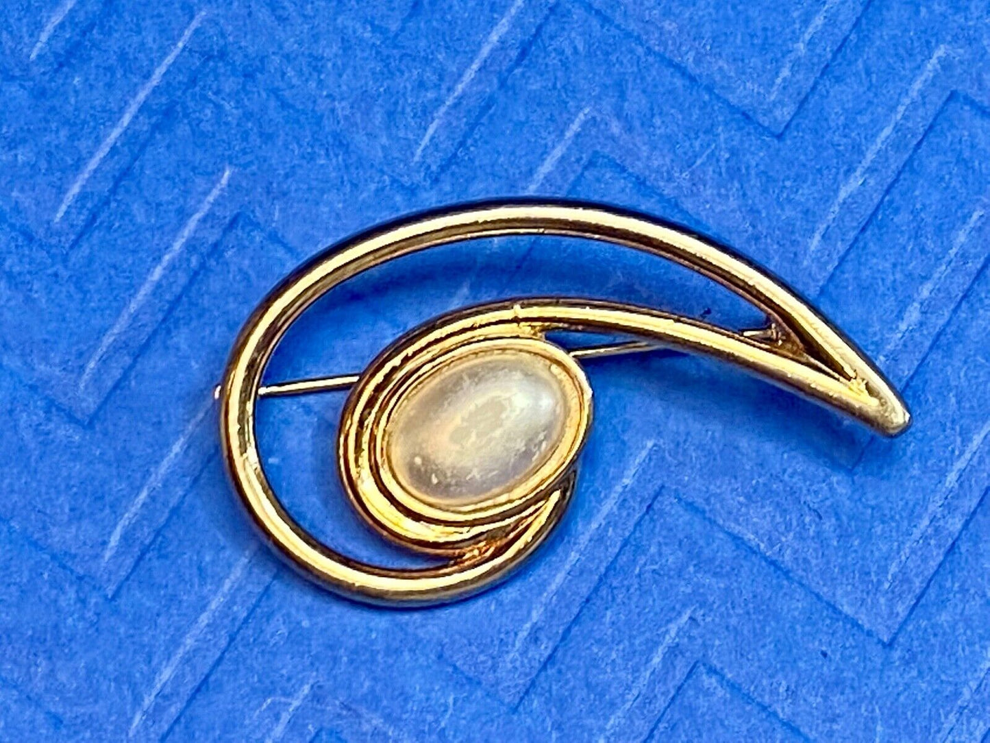 Vintage Abstract Brooch Pin Gold Tone Swirl Swoosh Faux Pearl Center Stone