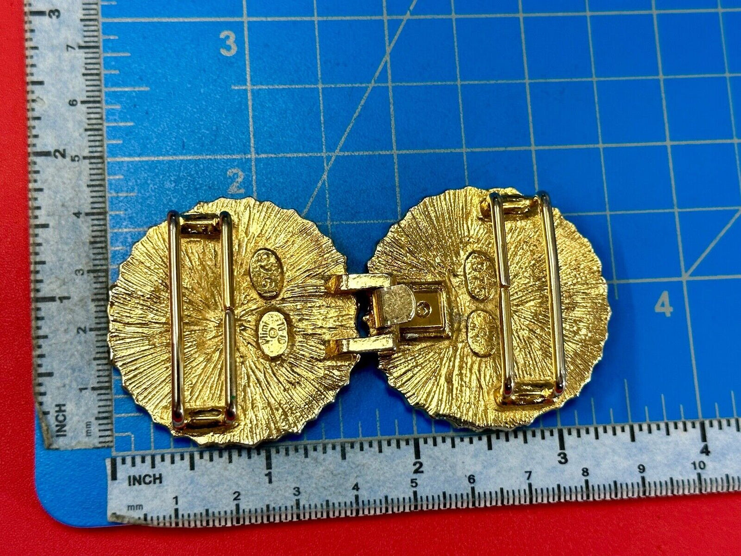 Asian / Oriental Round gold tone Two-piece interlocking Mimi Di N belt buckle