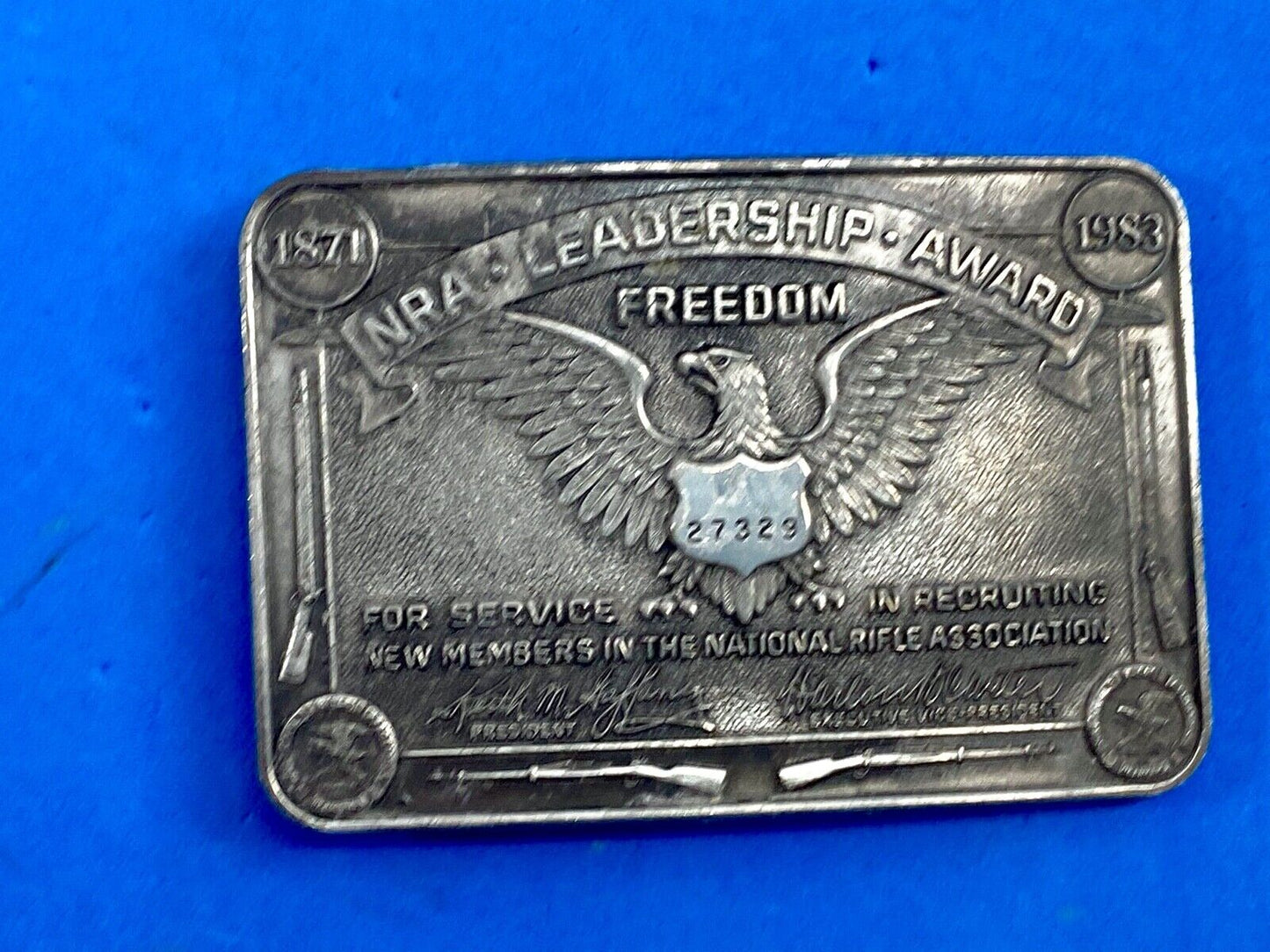 VINTAGE AMERICAN BELT BUCKLE NRA LEADERSHIP AWARD FREEDOM USA RIFLE GUNS