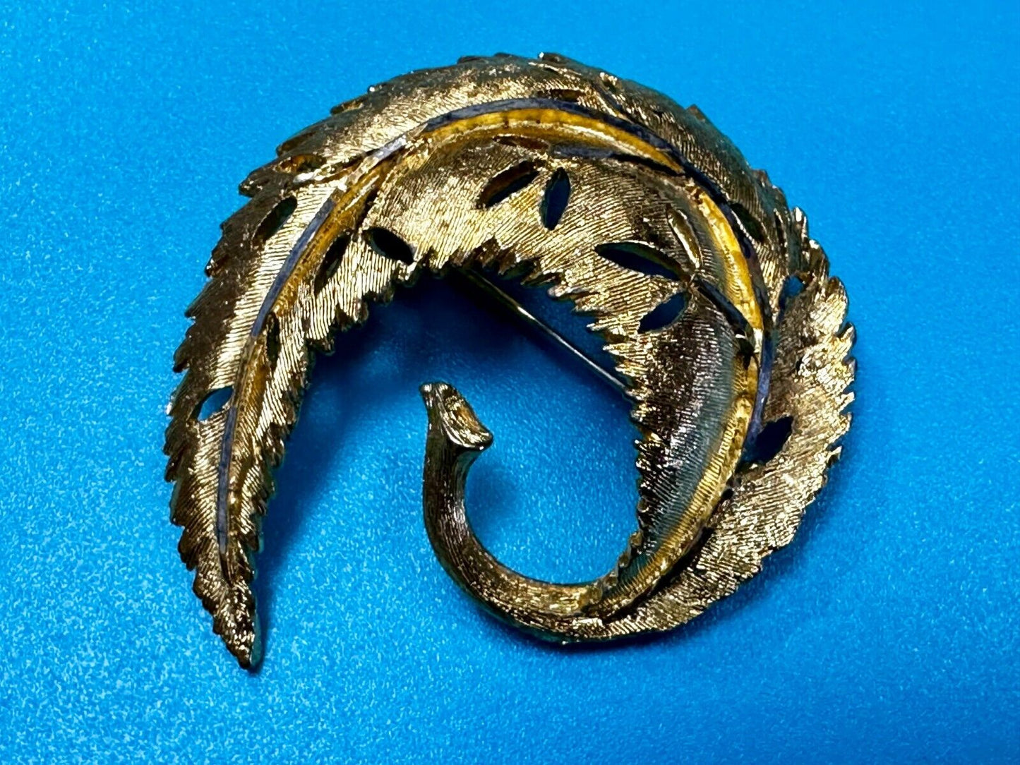 Swirl Curved Leaf Feather Design Gold Tone Vintage Brooch Pin Signed BSK