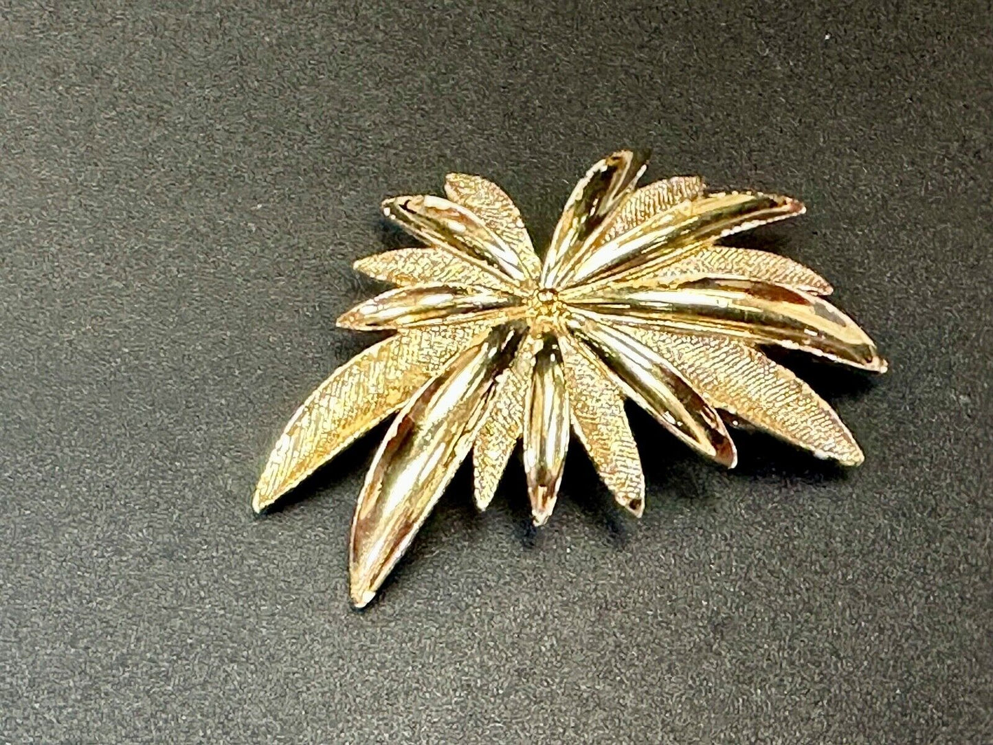 vintage Brushed gold tone starburst floral theme Sarah Coventry brooch pin