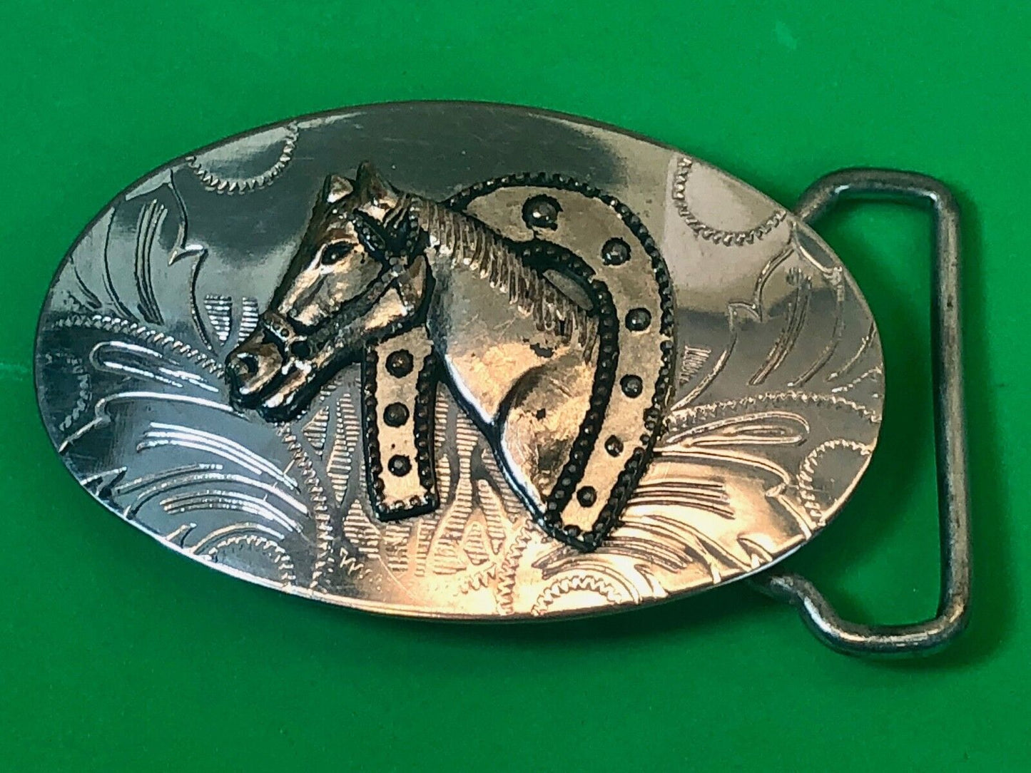 BELT BUCKLE HORSE HEAD INSIDE HORSESHOE PUNCHED 3D DESIGN