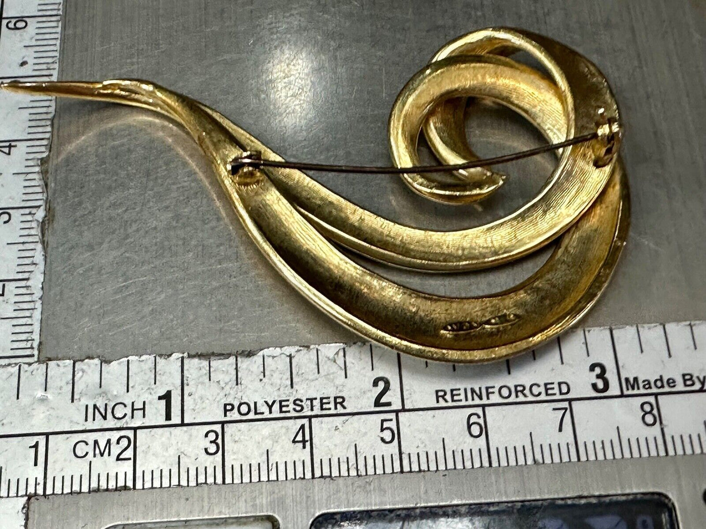 Avon signed gold tone abstract swirl check mark vintage brooch pin