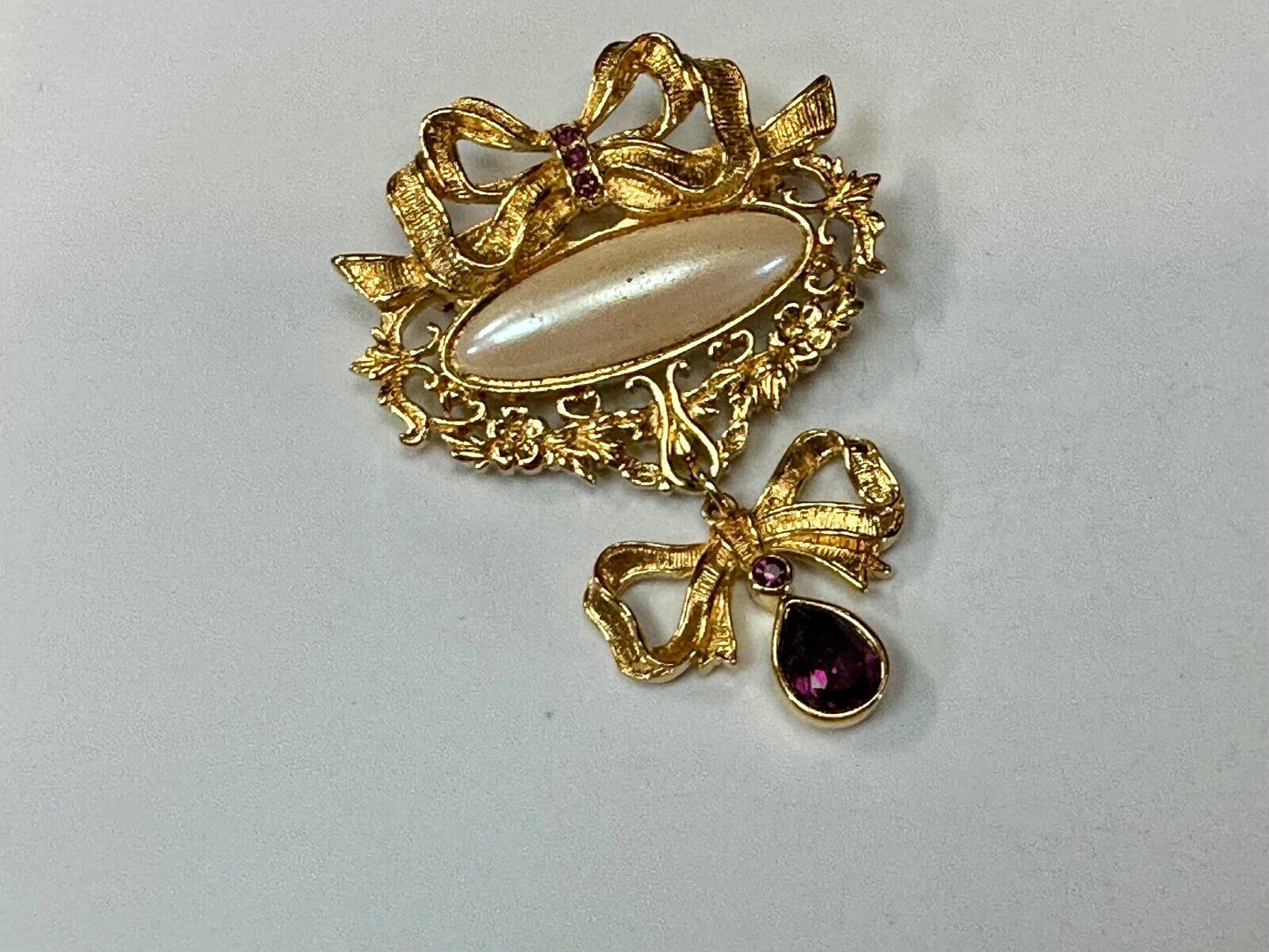 AVON Romantic Style 90s Pearl Color Costume Amethyst Drop Gold Tone Brooch pin