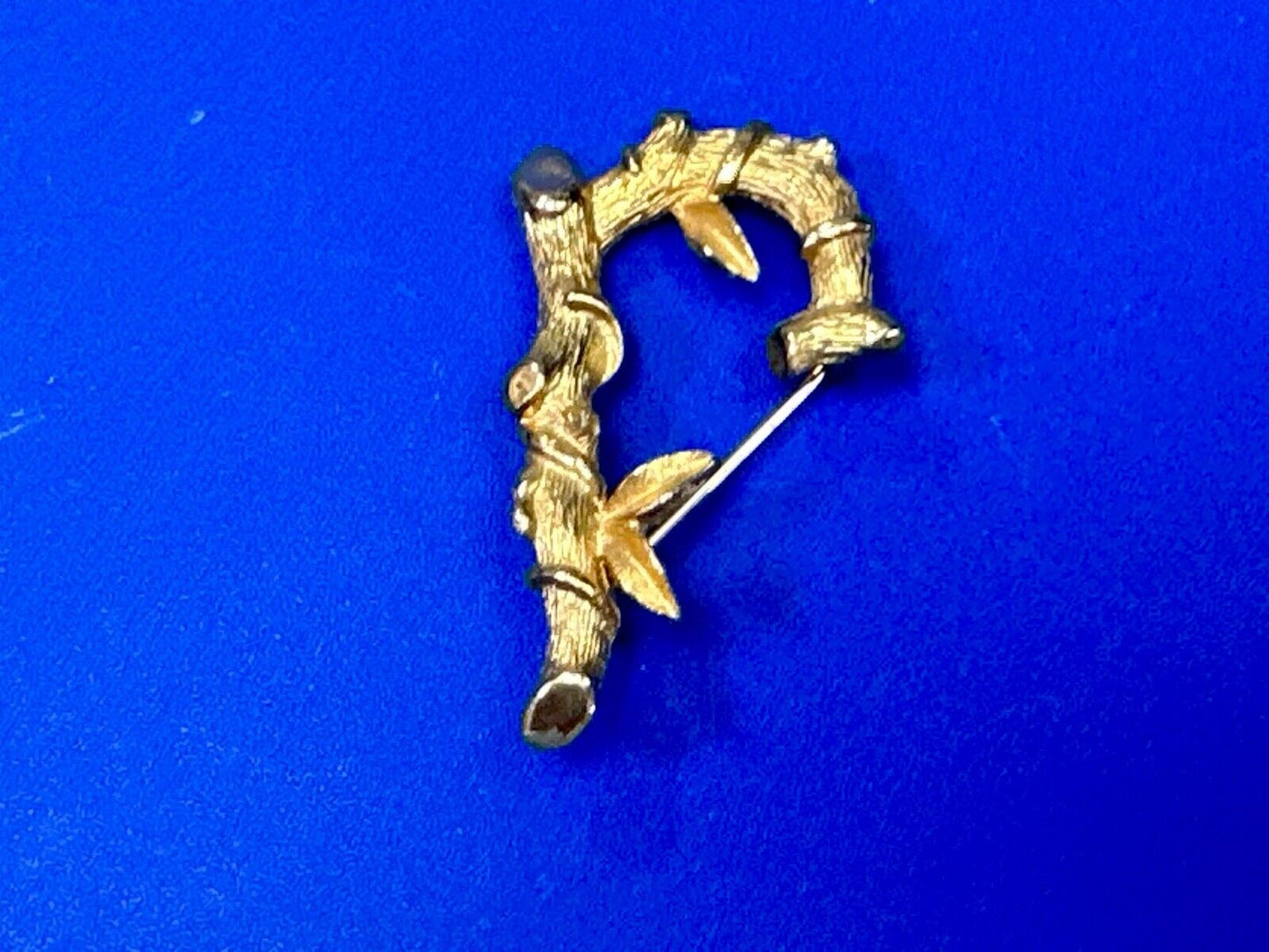 BAMBOO TWIG LETTER INITIAL " R " VINTAGE SARAH COVENTRY GOLDTONE BROOCH PIN