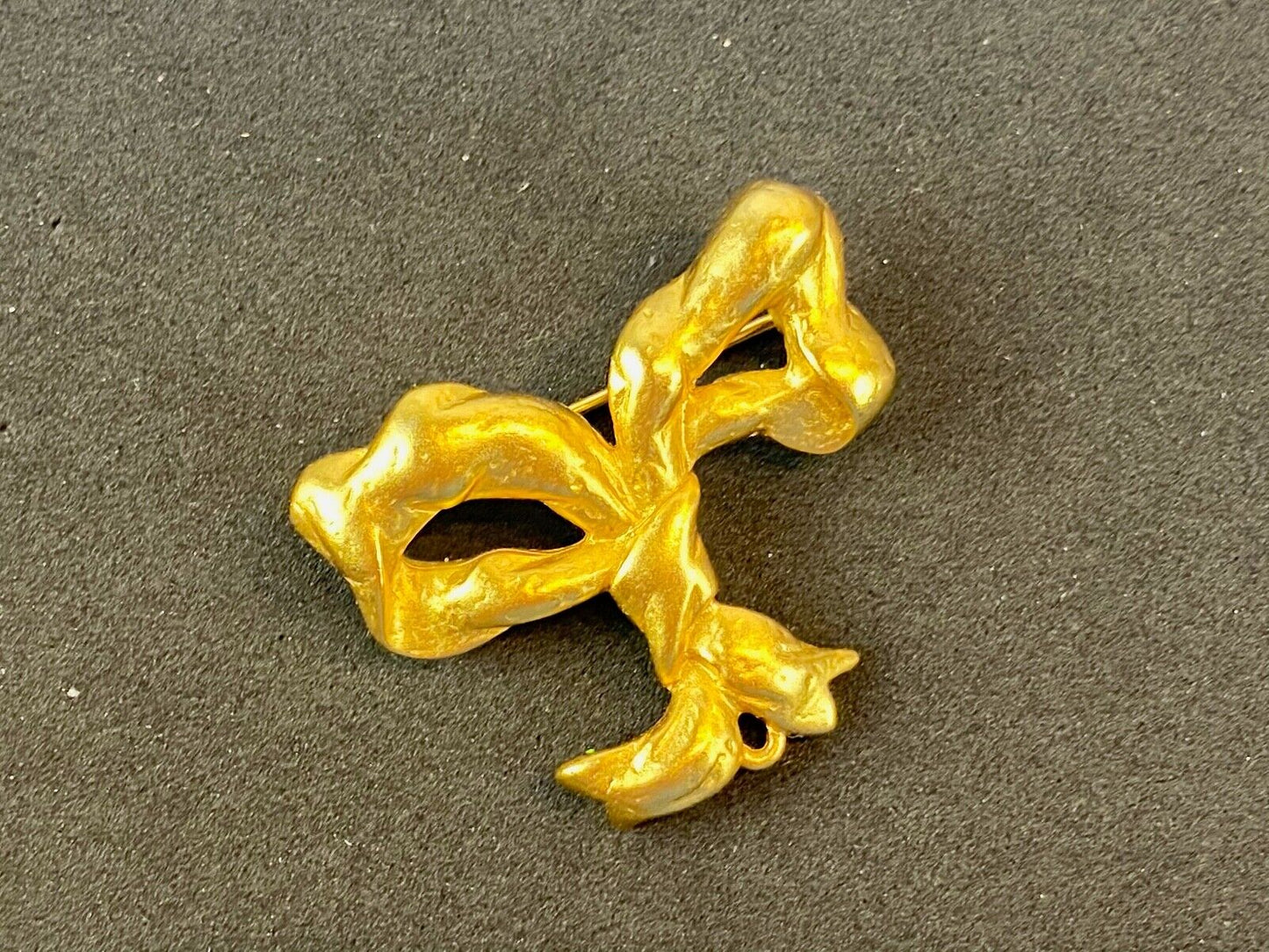 Beautiful LC Signed Brooch Pin Gold tone bow -. Amazing detail! Liz Claiborne