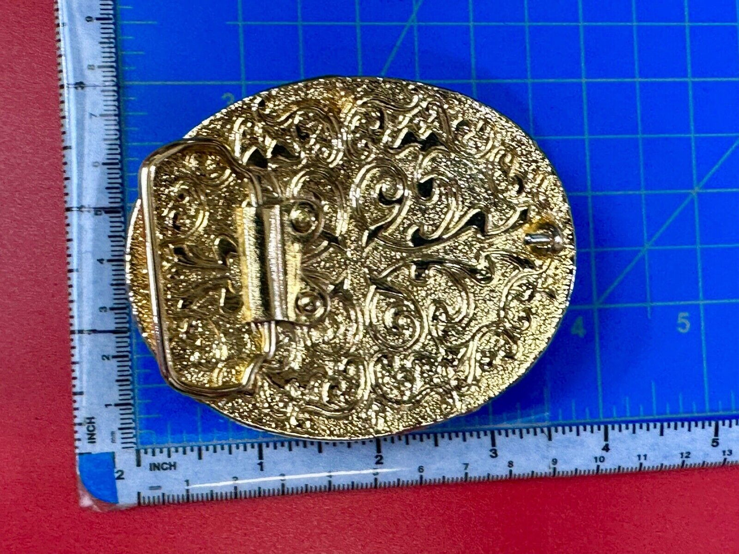 Beautiful chunky goldtone flower centerpiece in rhinestone accented belt buckle