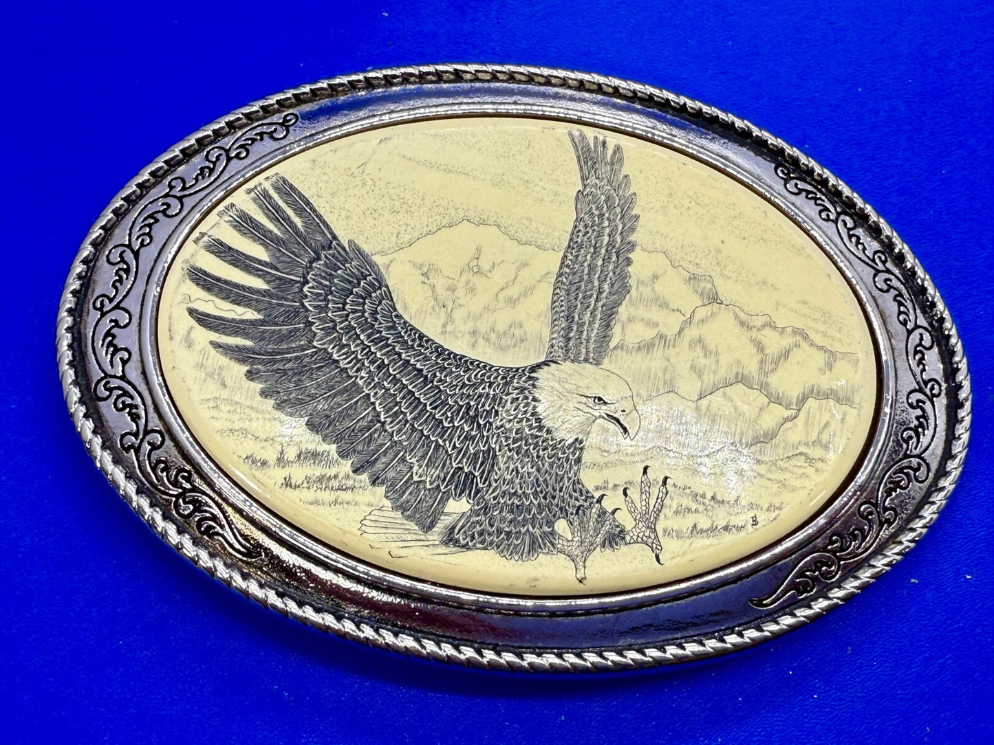 Bald EAGLE Spreading Wings Wildlife Scenery Scrimshaw Style Barlow Belt Buckle