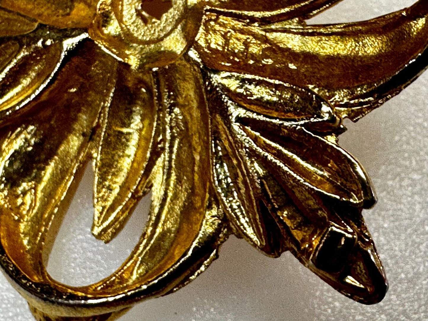 Beautiful Flower W/ Faux? Pearl Center Openwork Gold Tone Brooch Pin Marked 1100