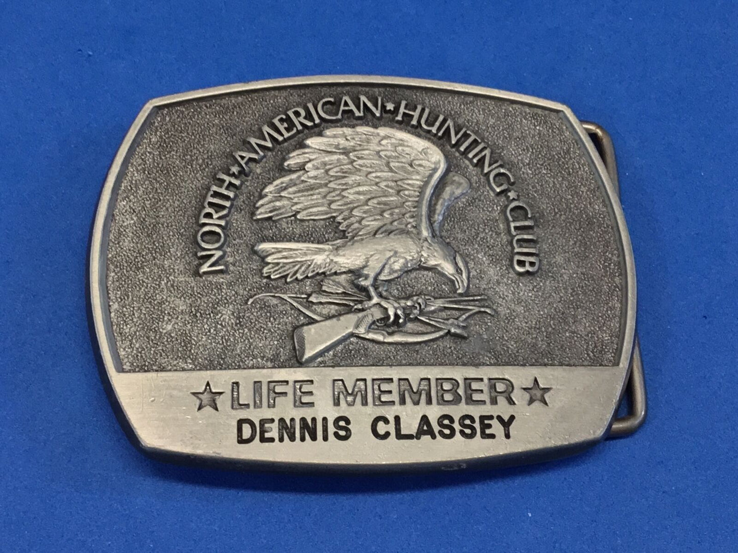 VINTAGE 1981 NORTH AMERICAN HUNTING CLUB LIFE MEMBER BELT BUCKLE GUNS ARROWS