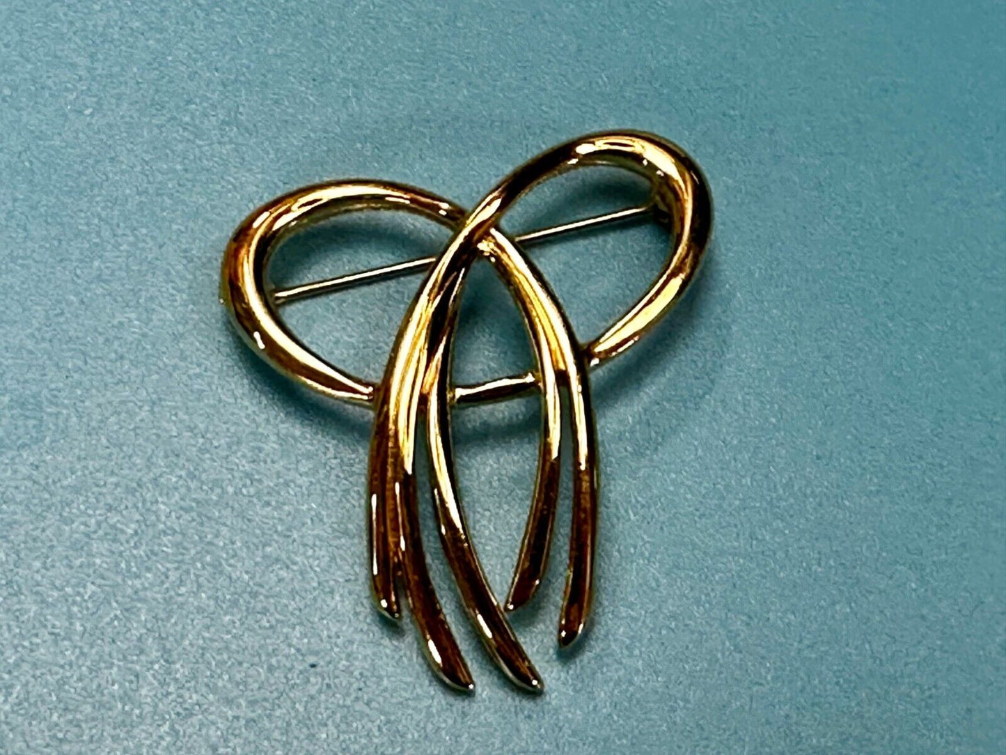 Beautiful Ribbon Looped Bow Gold Tone Vintage Brooch Pin Signed by Trifari
