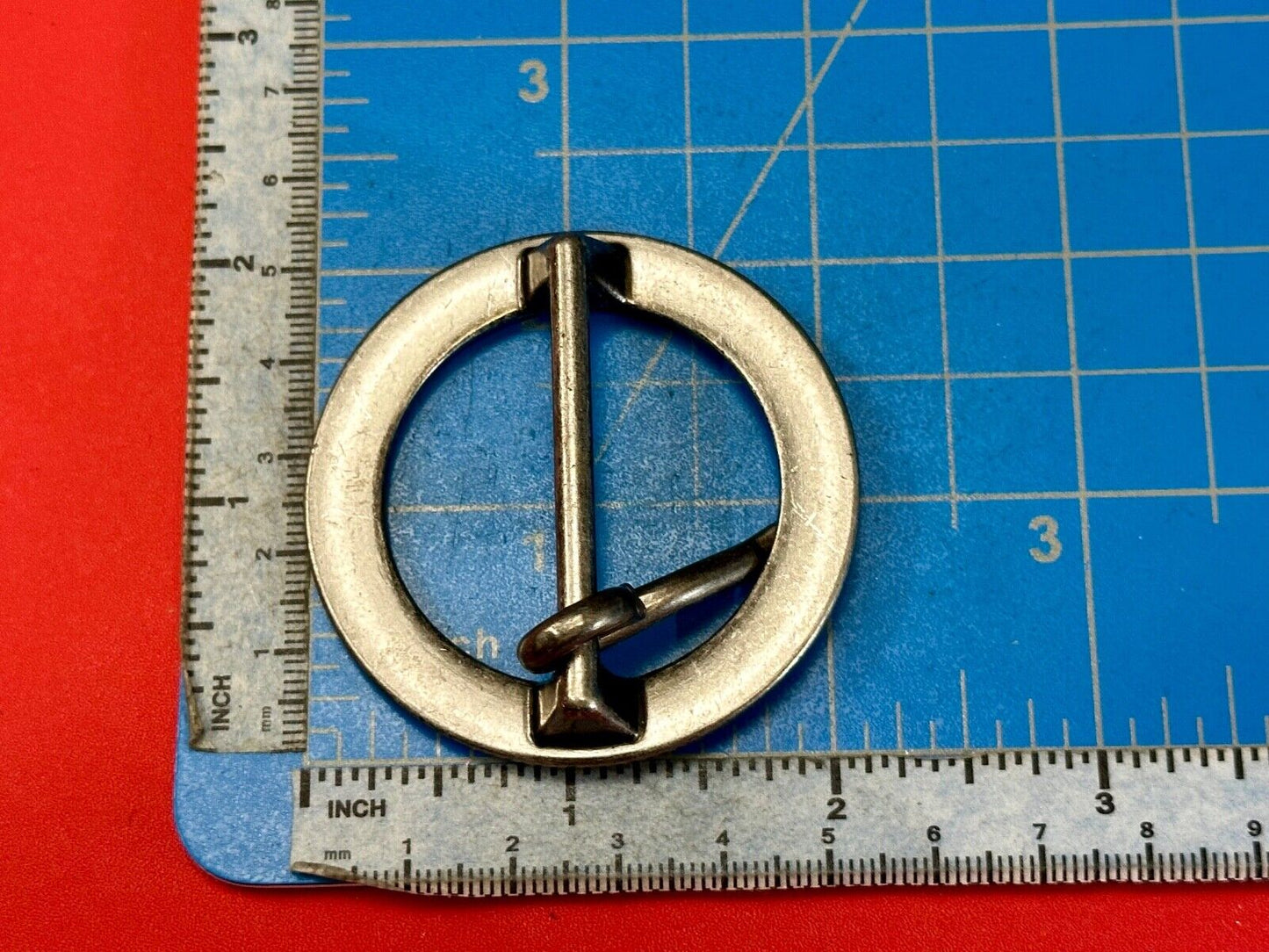 2" Round silver tone belt buckle with graduated rhinestone sized