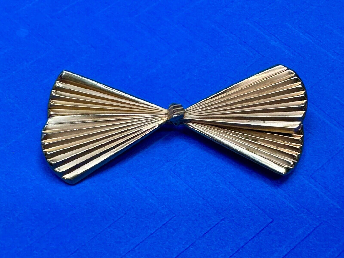 Beautiful gold tone FAN or Bow Tie pattern Giovanni signed Vintage Brooch Pin