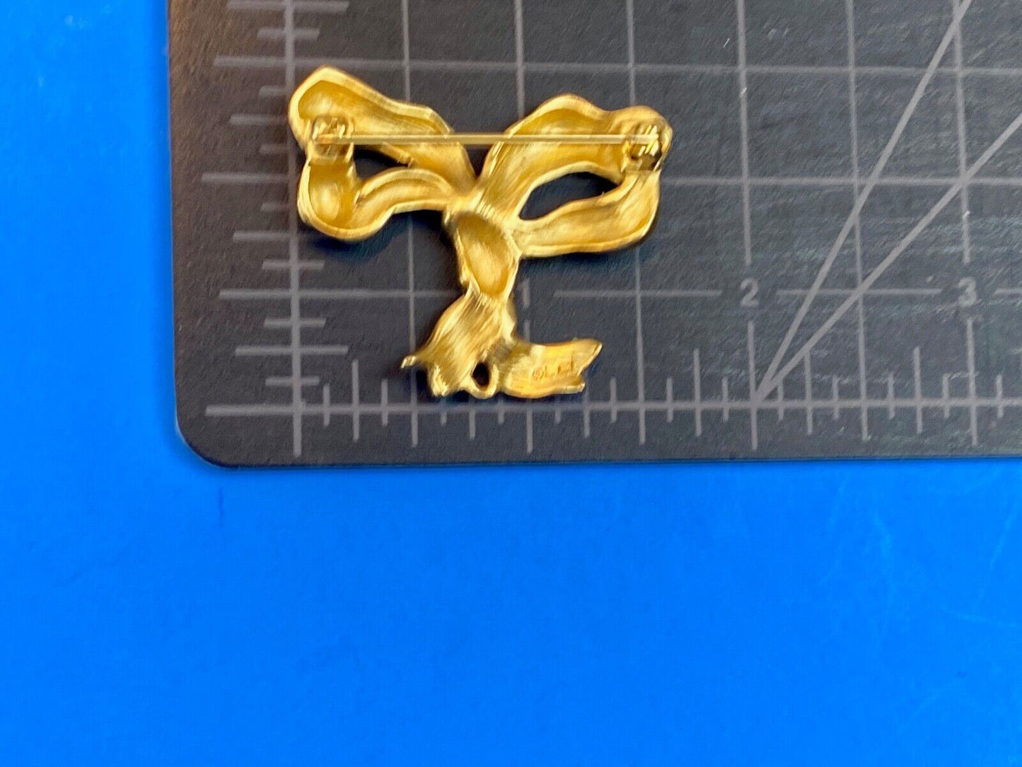 Beautiful LC Signed Brooch Pin Gold tone bow -. Amazing detail! Liz Claiborne