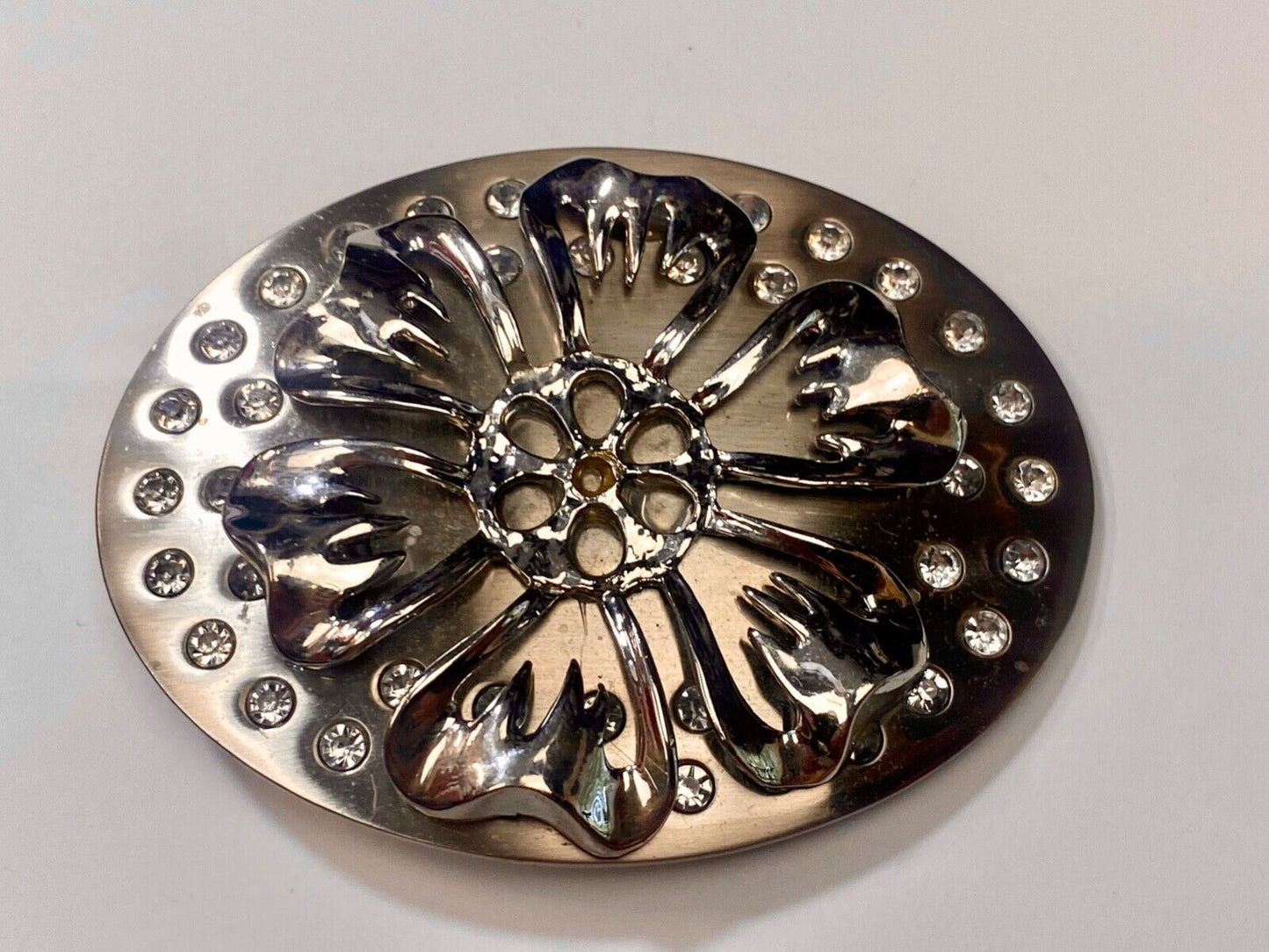 Beautiful reflective silver tone raised FLOWER theme belt buckle w/ Rhinestone's