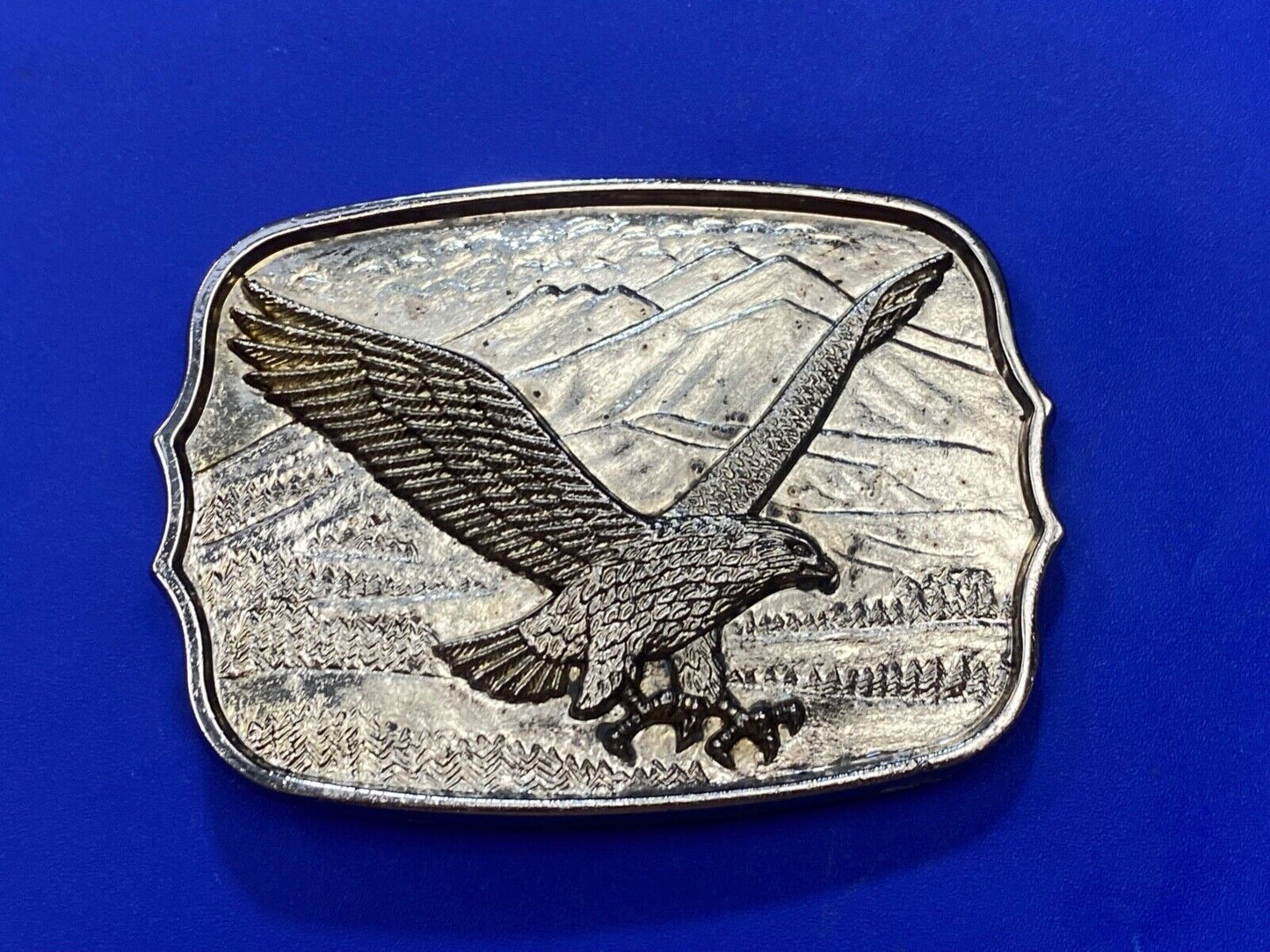 Vintage AMERICAN EAGLE Majestically hunting flying over mountains belt buckle